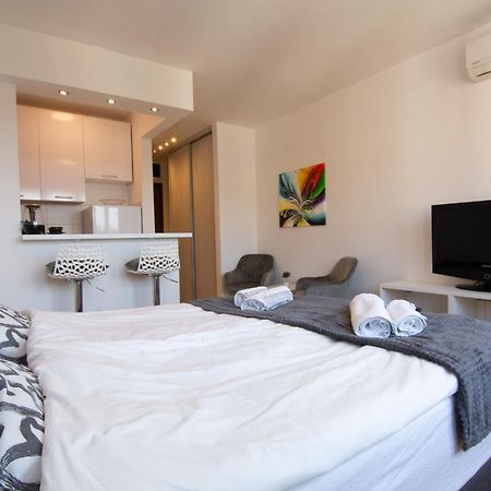 A Blok New Modern - Free Garage Parking, Comfortable, Quiet With A Park View Belgrad Dış mekan fotoğraf