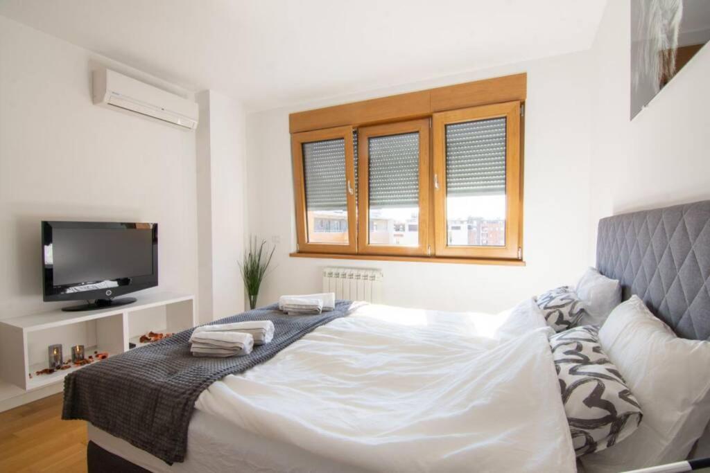 A Blok New Modern - Free Garage Parking, Comfortable, Quiet With A Park View Belgrad Dış mekan fotoğraf