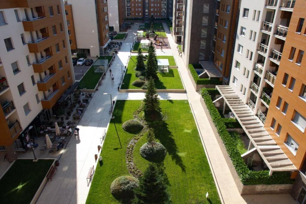 A Blok New Modern - Free Garage Parking, Comfortable, Quiet With A Park View Belgrad Dış mekan fotoğraf
