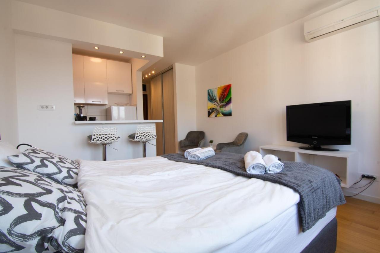 A Blok New Modern - Free Garage Parking, Comfortable, Quiet With A Park View Belgrad Dış mekan fotoğraf